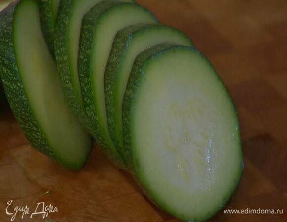 Цукини и баклажан нарезать очень тонкими кружками.