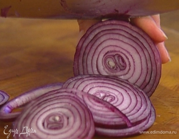 Красный лук почистить и нарезать кольцами.