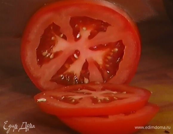 Помидор нарезать не слишком тонкими кружками.