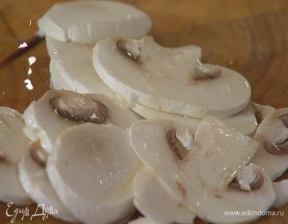 Грибы нарезать пластинками.