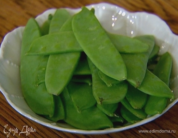 Стручки гороха нарезать тонкой соломкой.