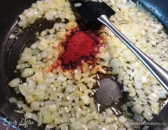 Цветную капусту помыть, разобрать на соцветия. На разогретом оливковом масле пассеровать до прозрачности мелко нарезанный лук, добавить чеснок и паприку, обжарить в течение нескольких секунд.