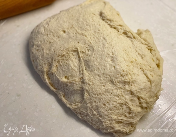 Сдобное тесто. Это самое быстрое дрожжевое тесто, которое я только делала. Но при этом невероятно вкусное. Яйцо, сахар, дрожжи, молоко размешать в чаше, добавить масло, постепенно замесить тесто (как начнет отходить от рук, значит, готово). Скатать в шар. Нагреть духовку до 100°C, выключить. Тесто накрыть влажным полотенцем и поставить подходить в духовку на 25 минут.