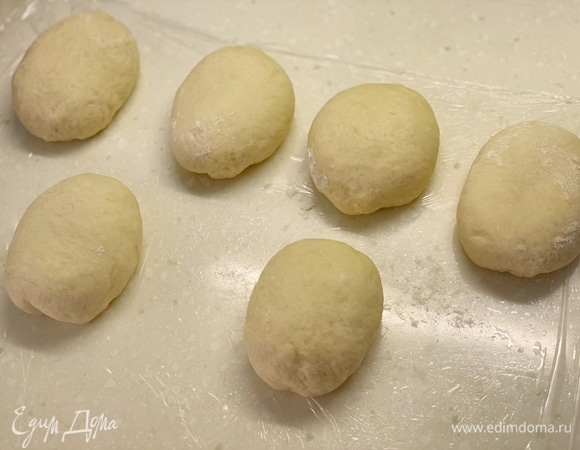 Готовое тесто разделите на равное количество. Зависит от того, сколько вы хотите булочек. Удобнее это делать на весах.