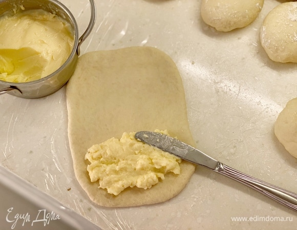 Раскатать заготовку. Выложить крем на один край.