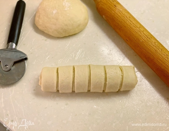 Закрутить в аккуратную булочку.