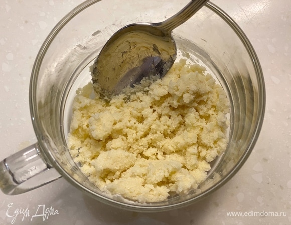 Приготовить посыпку. Сахар, масло и муку перетереть в крошку. Посыпать готовые булочки. Выпекать при 180°C около 20 минут.