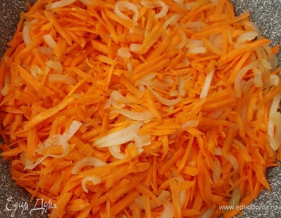 Тем временем натираем на крупной терке морковь, нарезаем полукольцами лук и тушим с добавлением соли и масла в течение 20–30 минут. Для тушения нужно взять кастрюлю с толстым дном (либо можно использовать мультиварку).