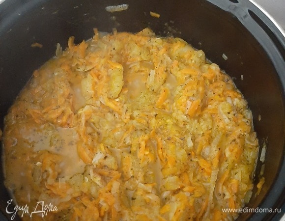 Когда кабачки запеклись, аккуратно перекладываем их в кастрюлю (мультиварку) к луку и моркови, чтобы вся жидкость, выделившаяся из кабачков, осталась на противне. Теперь начинаем вываривать из овощей лишнюю жидкость в течение 30 минут на среднем огне, в процессе вываривания добавляем зелень по вкусу. Я люблю добавлять петрушку, укроп, базилик и натертый на мелкой терке или пропущенный через чеснокодавилку чеснок. Когда лишняя жидкость выпарится, пробиваем овощи погружным блендером до состояния пюре. Икра готова, наслаждайтесь 😊