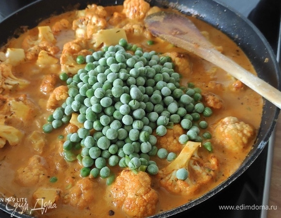 В конце тушения добавить зеленый горошек и томить на самом слабом огне еще 10 минут. Карри готово. Если вы хотите попробовать вариант с лососем, то его нужно разобрать на филе, нарезать на среднего размера кубики и добавить в готовое карри. Выключить огонь и оставить на плите на 10 минут. Я лосось добавила вместе с горошком.