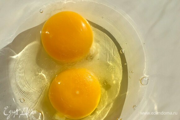 Яйца взбейте со щепоткой соли.