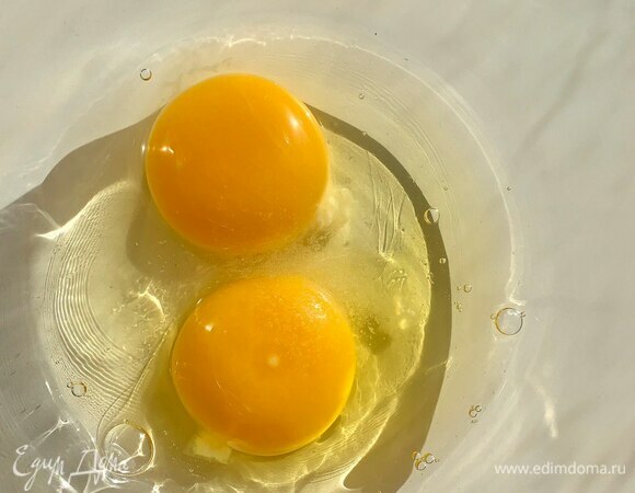 Яйца взбейте со щепоткой соли.