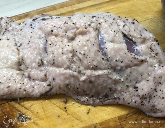 Нарежьте кожицу, не задевая мясо.