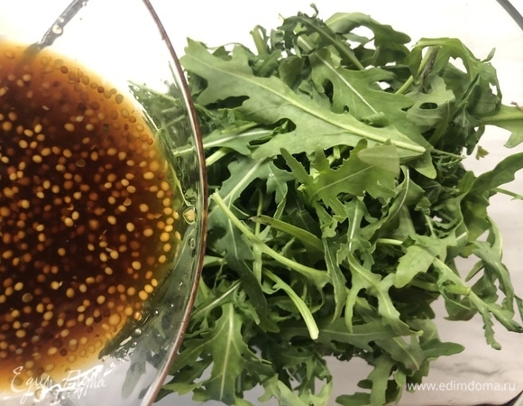 Отправьте заправку к руколе, добавьте нарезанный виноград, достав косточки.