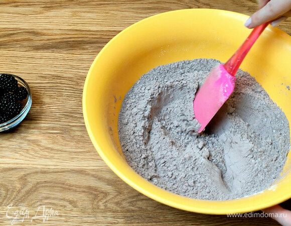 В муку добавляем разрыхлитель и какао. Перемешиваем.