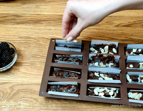 Отсаживаем маффины в формы, добавляем кусочки шоколада. Выпекаем при температуре 180°C 20 минут.