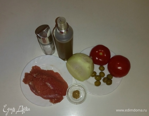 Собираем вместе все необходимые ингредиенты. Кусочки свиной вырезки нужно отбить с двух сторон (я отбила их заранее). Для приготовления этого блюда требуется большая головка лука, около 300 г.