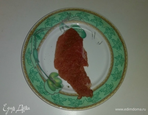 Каждый кусок отбитой свиной вырезки посыпать с одной стороны солью и приправой для мяса.