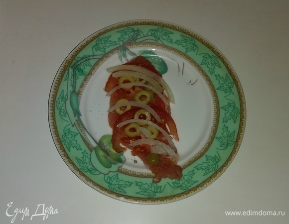 Затем выложить на каждый кусок мяса помидорные дольки, полоски репчатого лука и нарезанные кружочками оливки.