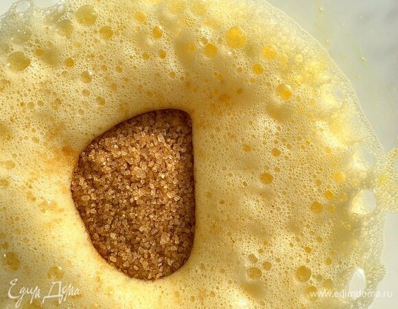 Добавьте тростниковый сахар и снова хорошо взбейте (венчиком или миксером).