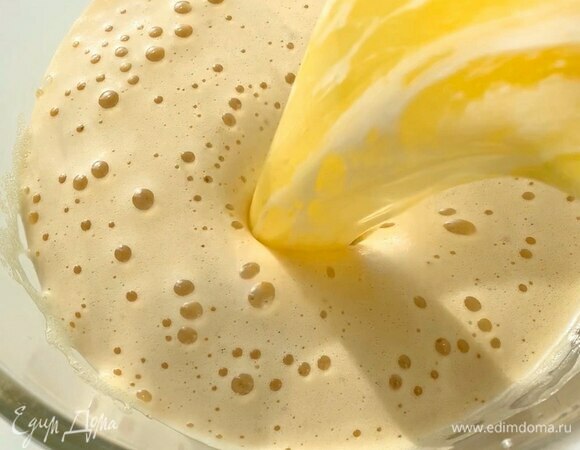 Влейте растопленное сливочное масло и хорошо перемешайте.