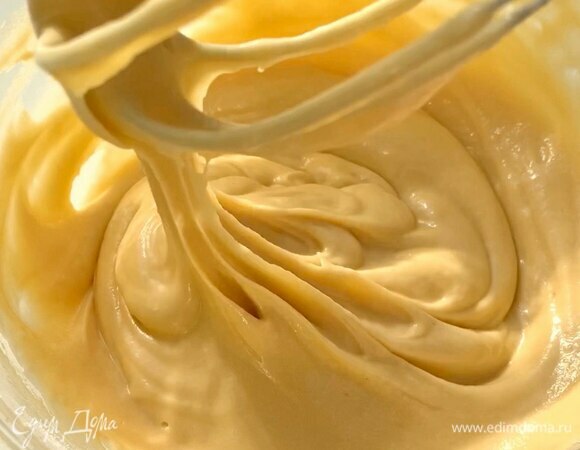 В отдельной посуде смешайте пшеничную муку (просейте), разрыхлитель и ванилин. Всыпьте к яичной массе и хорошо смешайте венчиком.