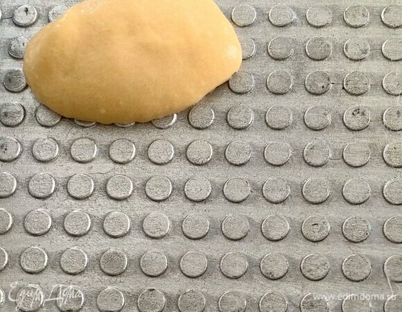 Вафельницу хорошо разогрейте (примерно 2 минуты), кисточкой смажьте поверхность растительным маслом (смазывайте перед выпеканием каждой трубочки) и выложите одну столовую ложку теста. Вафельницу закройте и выпекайте вафлю около 30 секунд, а затем быстро сверните в трубочку.