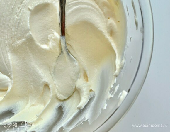 Приготовьте крем. Мягкое сливочное масло (достаньте из холодильника за 30 минут) взбейте миксером (около 1 минуты). Постепенно вливайте сгущенное молоко с сахаром и постоянно взбивайте (весь процесс займет примерно 10 минут). Крем должен приобрести нежную светлую текстуру без зернышек. Наполните каждую трубочку кремом (удобно это делать чайной ложкой). Приятного аппетита!