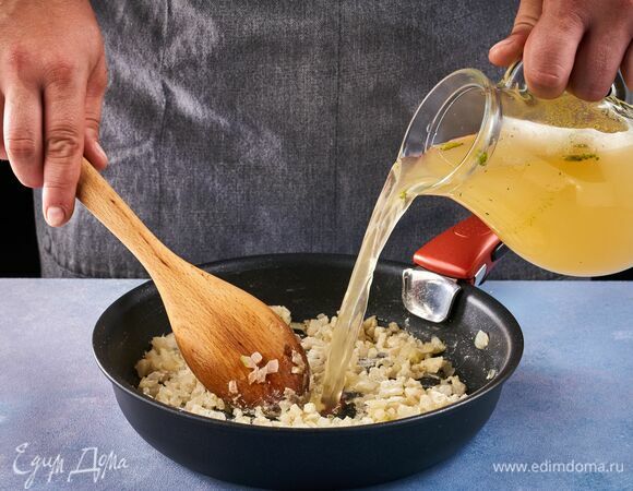 Помешивая содержимое сковороды лопаткой, постепенно вливайте бульон. 