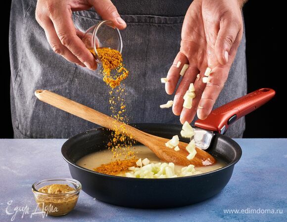 Добавьте порошок карри, горчицу и яблоко, нарезанное кубиком. Доведите до кипения и томите под крышкой 5 минут.