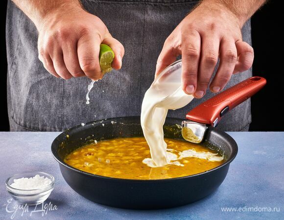 Добавьте сливки, сок лайма, посолите по вкусу и томите на медленном огне 5 минут. Дайте карри настояться в течение 30 минут. Ароматный соус готов.