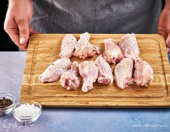 Куриные крылья натрите солью. При желании можете добавить перецю