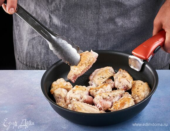Обжарьте крылышки на растительном масле до золотистой корочки. 
