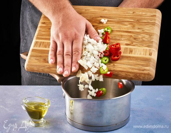 В сотейник добавьте оливковое масло и обжарьте овощи. 