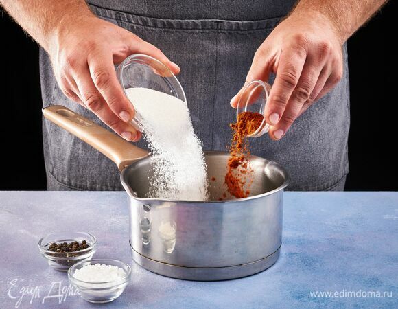 Далее всыпьте соль, сахар, черный перец и паприку. 