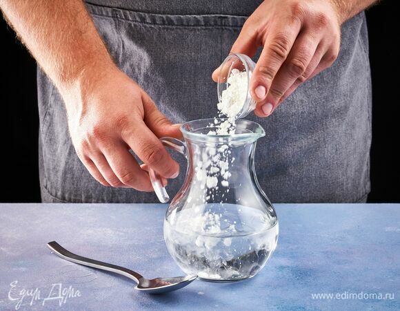 В воде разведите крахмал.