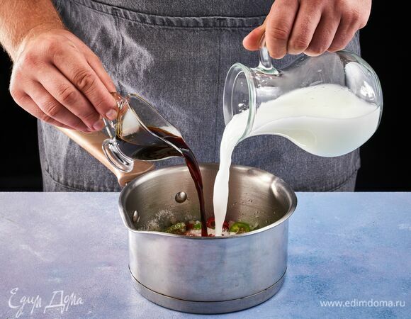 Влейте получившуюся смесь к соусу. Добавьте соевый соус.