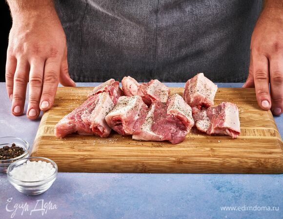 Теперь приступите к ребрышкам. Промойте их и обсушите бумажными полотенцами. Каждый кусок натрите смесью из соли и перца.