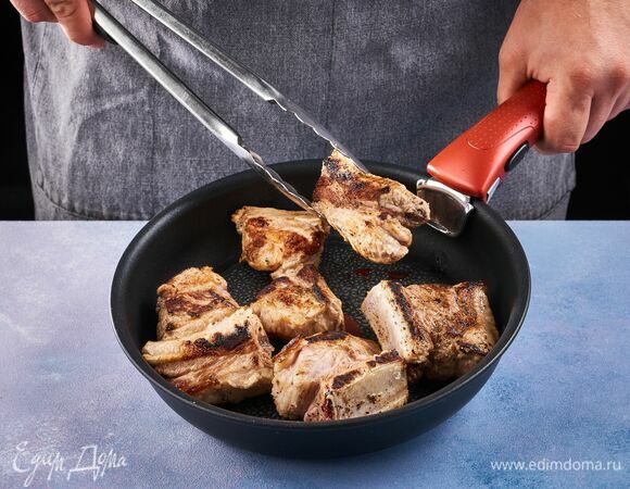 Обжарьте ребрышки с каждой стороны до золотистой корочки. 