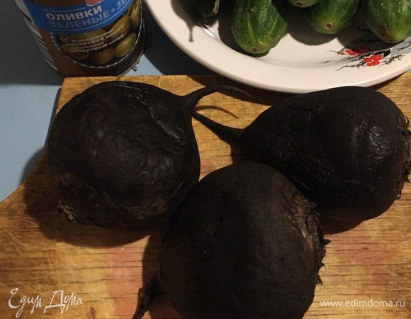 Подготовить ингредиенты: огурцы помыть, свеклу сполоснуть и поставить вариться на среднем огне на 40–60 минут (в зависимости от свеклы). Готовность проверять вилкой или ножом, свекла должна стать мягкой. Также можно свеклу запечь в духовке. С оливок слить жидкость.