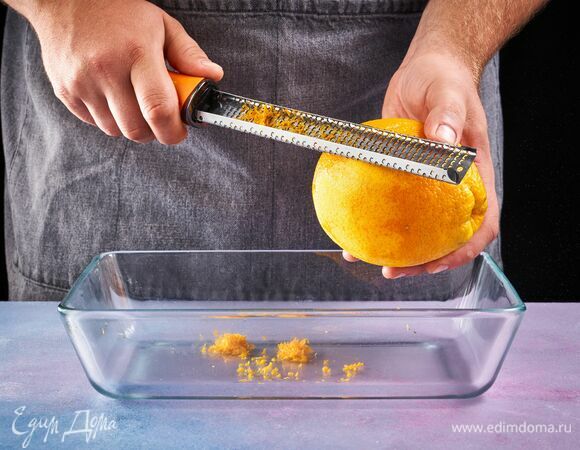 В глубокую емкость натрите цедру апельсина.