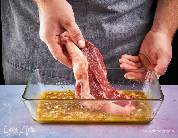 Опустите стейк в миску с маринадом и отправьте в холодильник на 1 час.
