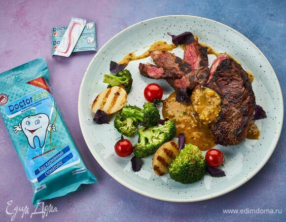 Подавайте стейк горячим, нарезав вдоль волокон и щедро полив густым аппетитным соусом. 