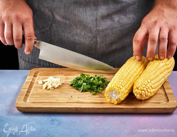 Подготовьте кукурузу. Освободите от кожуры, промойте.<br />
Чеснок и кинзу мелко порубите.