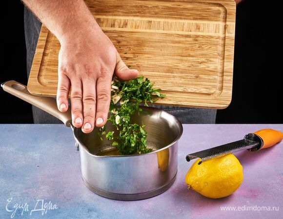 Сливочное масло растопите и смешайте с кинзой. Добавьте чеснок, сок лимона и цедру.