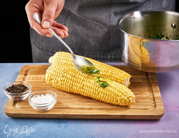Смажьте каждый початок соусом. Посолите и поперчите кукурузу со всех сторон.  