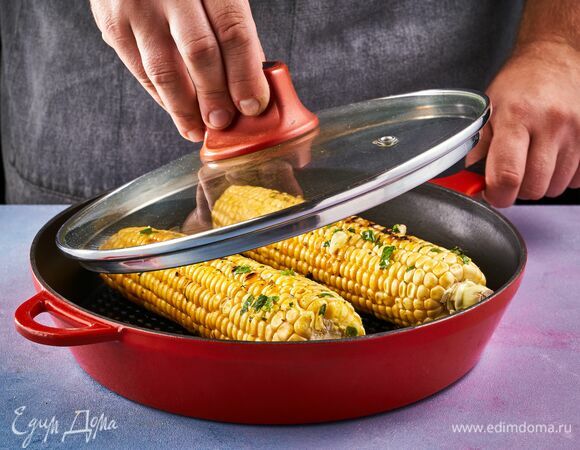 Готовьте кукурузу на разогретом гриле под крышкой 15 минут, периодически переворачивая початки. 