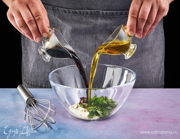 Шмпиньоны промойте и просушите. Смешайте в миске соевый соус, оливковое масло и майонез. Добавьте соль, перец, кинзу. Перемешайте венчиком до однородности.