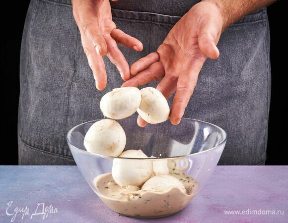 Полученным маринадом смажьте грибы и отправьте в холодильник на 2 часа.