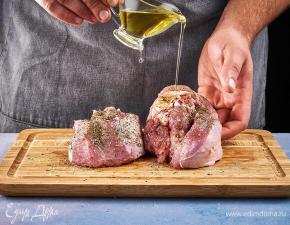 Смажьте растительным маслом.